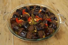 Patlıcan kebabı etinin diğer kebaplara göre biraz daha yağlı olması gerekir. Patlican Kebabi Arda Nin Mutfagi