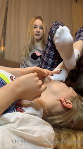 Goddess Anny In Scene: White Smelling Nike Socks Are Sniffed By My Slave –  PLAY WITH ANNY – FULL HD1920pMP4 – FemDom HD