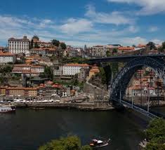 תחת ריבונותה מספר איים באוקיינוס האטלנטי (חבלי פורטוגל האוטונומיים) בהם האיים האזוריים ואיי מדיירה. Uuzvbon9nfbbwm