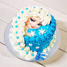 Gâteau d'anniversaire décoré avec une figurine en plastique. Reine Des Neiges 20 Idees Pour Creer Vos Desserts Aux Arts De La Table