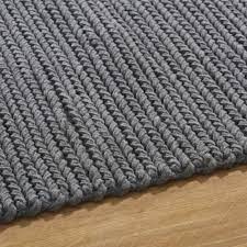 Wolle hergestellt und zeichnen sich durch eine flauschige oberfläche und relativ feste struktur aus. Handgefertigter Teppich Aus Geflochtener Wolle Grau 140x200cm Tresse Maisons Du Monde