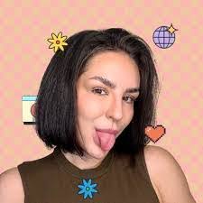 Emily Reis's Instagram, Twitter & Facebook