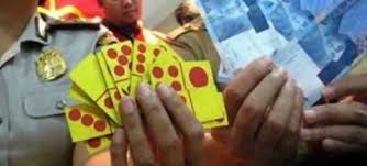 Hasil gambar untuk satpol pp tangkap judi domino di kantor