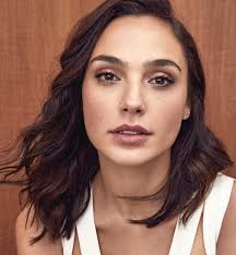Sie sieht aber nicht nur gestylt und in abendrobe atemberaubend schön aus. A Little Bit More Gal Gadot Style Gal Gadot Gal Gabot