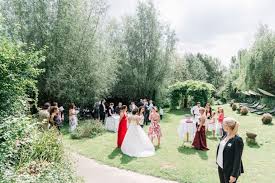 Saftige wiesen, unzählige blüten vor allem im frühsommer, wenn die tage besonders lang und die abende lau sind, haben brautpaare eine große chance die hochzeitsfeier im freien zu. Hochzeit Land Gut Hohne Mettmann Und Schloss Benrath