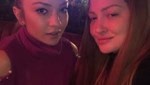 İnternette yaptığı videolarla adından sıkça söz ettiren danla biliç'in büyük bir hayran kitlesi var. Ece Seckin Ve Danla Bilic Ten Merak Uyandiran Bulusma Inci Razaki Pr Danismanlik