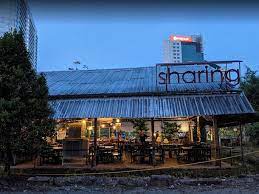 Ingin mencari tempat makan lesehan di cimahi sambil menikmati alam dan yang suasananya cocok untuk keluarga? 29 Tempat Makan Menarik Di Kuching Pilihan Paling Best Untuk Foodie