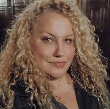 Mari Roman's Instagram, Twitter & Facebook