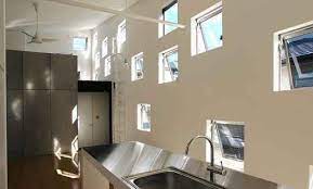 Ciri khas rumah 2 lantai bergaya tropis dapat dilihat dari bagian ventilasi yang mengusung konsep cross ventilation. Desain Ventilasi Udara Minimalis Yang Elegan Dan Modern