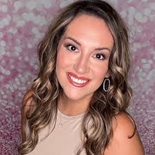 Leslie Meeks's Instagram, Twitter & Facebook