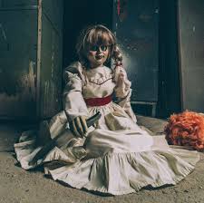 Kalau ngomongin film horor bertema boneka, pasti nggak akan lepas dari sosok annabelle dan chucky. Fakta Di Balik Layar Annabelle Comes Home Dari Pengalaman Horor Pemain Hingga Lokasi Didoakan Pendeta Blibli Friends