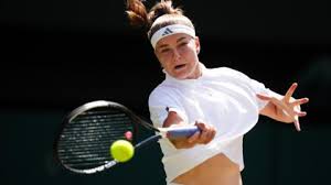 Linda Noskova celebrates her victory at Wimbledon