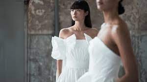 Brautkleider 2020 i das sind die trends der desinger. Tragerlose Brautkleider 9 Inspirierende Modelle Aus Den Brautmodekollektionen 2021 Vogue Germany
