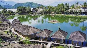 Danau dan rumah panggung di wisata alam Kampung Batu Malakasari