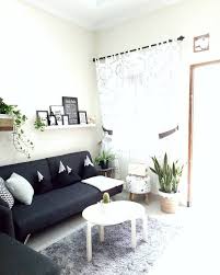 Dengan dekor ruang tamu mewah ala sultan, kamu bisa loh membuat ruang tamumu terlihat mewah. Sofa Minimalis Untuk Ruang Tamu Kecil Dengan Meja Ruang Tamu Ikea Minimalist Living Room Minimalist Living Room Design Small Living Room Decor