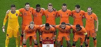 De opstelling van oranje wijkt op één positie af van de basiself die ongeveer twee uur voor de aftrap was voorspeld door de telegraaf. Opstelling Oranje De Boer Voert Een Wijziging Door