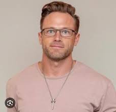 Is it just me that thinks this looks like Adam in a wig? 😂😂😂