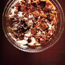 Bagatelle Aux Brownies Et Caramel Au Bourbon Ricardo Recipe Trifle Desserts Orange Chocolate Cake