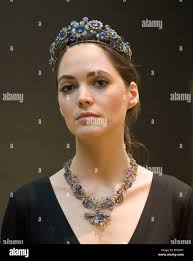 Diamond sapphire tiara necklace -Fotos und -Bildmaterial in hoher Auflösung 