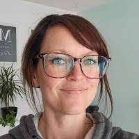 Tina Earl's Instagram, Twitter & Facebook