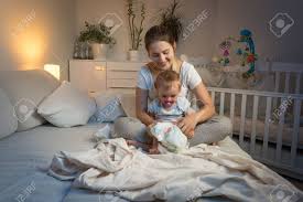 Auf diese weise kannst du die windel deines babys wechseln, wenn ihr noch unterwegs und noch nicht zu hause seid. Getonten Bild Der Mutter Windeln Wechseln Auf Ihr Baby In Der Nacht Lizenzfreie Fotos Bilder Und Stock Fotografie Image 62254348