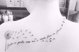 Il tatuaggio che non passa inosservato. Arte Decorativo Frasi Alessandra Amoroso Tattoo