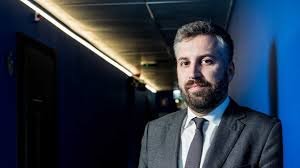 Pedro nuno santos refere que conheceu a mulher há cerca de dezasseis anos, através de duarte cordeiro que define como amigo e companheiro de muitas lutas políticas. Pedro Nuno Santos Aponta O Dedo A Casimiro Da Groundforce Nao E Serio