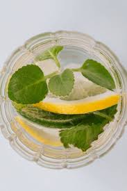 Sebabnya minuman ini tinggi akan vitamin c. Selain Hilangkan Bau Mulut Ini Rupanya Kelebihan Lain Kenapa Elok Amalkan Minum Lemon Setiap Pagi Rapi