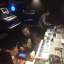 Mike dean (center) backstage during the european leg of the watch the throne tour last year. Mpc Live Page 7 Gearslutz