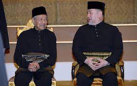 Dr mahathir, 92, yang diiringi tun dr siti hasmah mohamad ali, mencatat sejarah apabila mengangkat sumpah sebagai perdana menteri buat kali kedua selepas memegang jawatan. Majlis Angkat Sumpah Saya Sayang Tun Dr Mahathir Mohamad Facebook