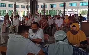Komisi pemilihan umum menyatakan pilkada serentak 2020 digelar di 270 daerah yang terdiri atas 9 provinsi, 37 kota dan 224 kabupaten. Bupati Positif Covid 19 Ratusan Kades Dan Camat Di Pemalang Rapid Test Bagian 1