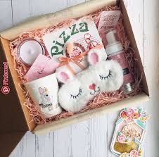 We have great birthday gift ideas for women. Most Recent Photos Pin By Aisha On Gift Woman Aisha Gift Pin Woman Sleepoverparty Pi Diy Christmas Gifts Creative Gift Wrapping Birthday Gift Baskets