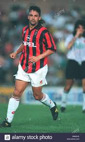 Roberto baggio merupakan mantan pemain sepakbola asal italia yang bermain di beberapa klub serie a. Roberto Baggio Ac Mailand 9 August 1995 Stockfotografie Alamy