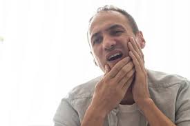 Adam, pis bir koku ve kötü koku burnundaki pinches — Stok Foto © sinenkiy  #564585752