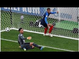 Mbappe jubel mbappe ist eines der grten juwele im internationalen fuball. Wm 2018 Frankreich Sturmer Kylian Mbappe Imitiert Mit Tor Jubel Kleinen Bruder Youtube