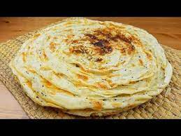 صنع حفرة وسط المكوّنات الجافة وإضافة الماء ببطء مع تقليب المكوّنات باليدين أو بملعقة خشبية حتى تتشكل عجينة رخوة. Ø·Ø±ÙŠÙ‚Ø© Ø¹Ù…Ù„ Ø®Ø¨Ø² Ø§Ù„Ø±Ø´ÙˆØ´ Ø§Ù„ÙŠÙ…Ù†ÙŠ Yemeni Black Seed Bread Youtube Food Bread Recipes Homemade Yemeni Food