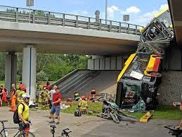 Share a gif and browse these related gif searches. Warszawa Autobus Mpk Mial Wypadek 1 Osoba Nie Zyje 20 Jest Rannych
