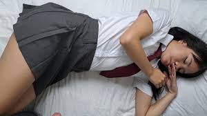 身材矮小的亚洲女学生穿着校服口交 - 与 Baebi Hel 进行真正的性爱
