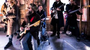 Extraliscio (reso graficamente extraliscio) è un gruppo musicale italiano, formatosi in romagna nel 2014 e composto da mirco mariani, moreno il biondo, mauro ferrara insieme ad una band. Sanremo Extraliscio Trasformeremo L Ariston In Una Balera La Repubblica