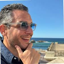 jacques lajuncomme-hirigoyen, le président de la Fédération Française de  Surf, a porté la flamme olympique à Biarritz. C'était un moment fort pour  cet homme engagé, défenseur de l'équité et du sport… |