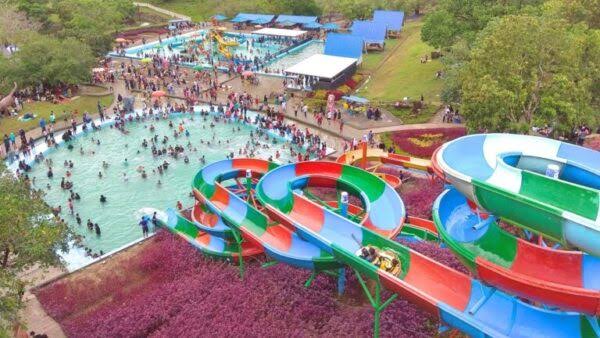 Anak-anak bermain di Diana Waterpark dengan fasilitas kolam renang dan playground