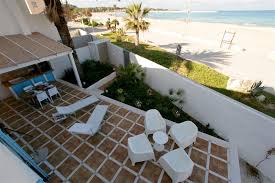 Una camera matrimoniale ed una cucina soggiorno con due. Home Mini Appartamenti San Vito Lo Capo Mare E Dintorni
