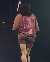 I would worship Billie Eilish's ass : r/celebJObuds