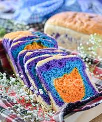 Warung yang tersembunyi dalam kampung terpencil ini terkenal untuk roti canai pelangi. Roti Pelangi Roti Blueberi Brioche Cantiknya