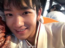 Guo Cheng ( Lan Jingyi/Feng Xun) updates Weibo for the finale of Dance of  the Phoenix. Wang Haoxuan commented only to inform Guo Cheng that he will  grab photo number 5. 😅😅😅😅😅 "