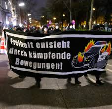 (person, stadt, land) to be in/on lockdown. Hamburg Bis Zu 250 Menschen Protestieren Gegen Corona Ausgangssperre Welt