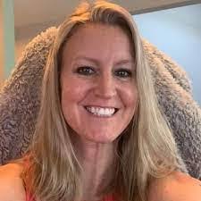 Elizabeth Lapinski's Instagram, Twitter & Facebook