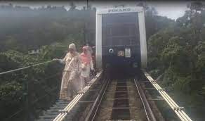 Please use the center platform to board and exit trains. Around 150 Stranded After Penang Hill Train Broke Down The Star