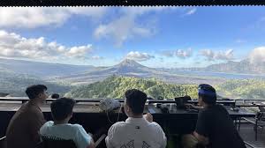 Indomaret view Gunung Batur emang spot paling pw buat bengong apalagi  sambil ditemani point coffee~ Yuk ngacung siapa yang udah pernah kesini?  👆🏻 📍 Indomaret geopark kintamani #indomaret #klikindomaret