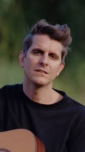 «Felsä Näbel Gschmirr», Ä Hütte ufem Bärg ällei, Vor dr Türe ä Kaffi und  nütz tue, Drinnä brennt äs Füür, Drüber hängt äs Gwehr, «So chas nid witer  go» het er gseiht, «Mir zwei sind Gschicht, vrbii!», ...